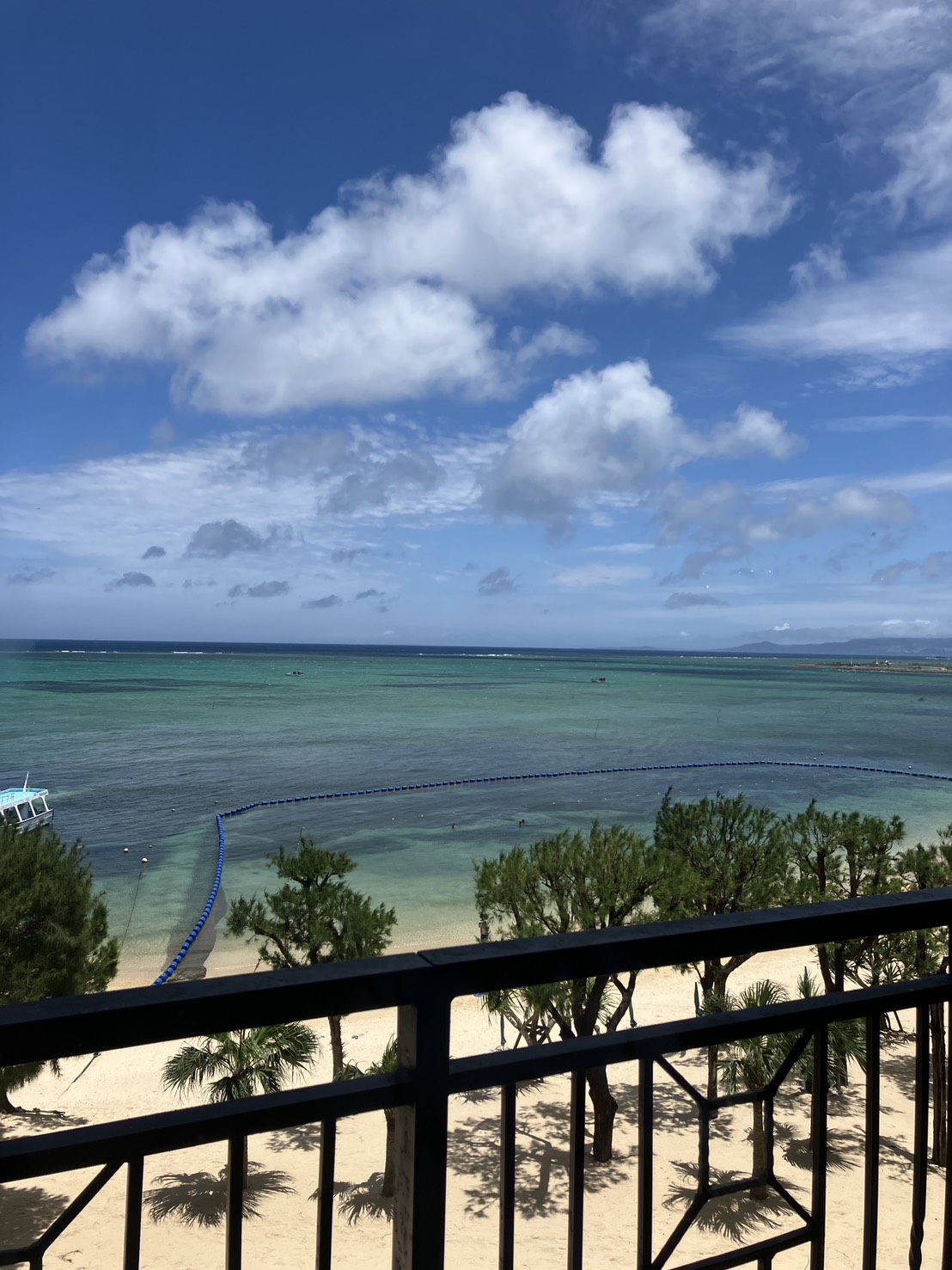 沖縄：海と空の景色